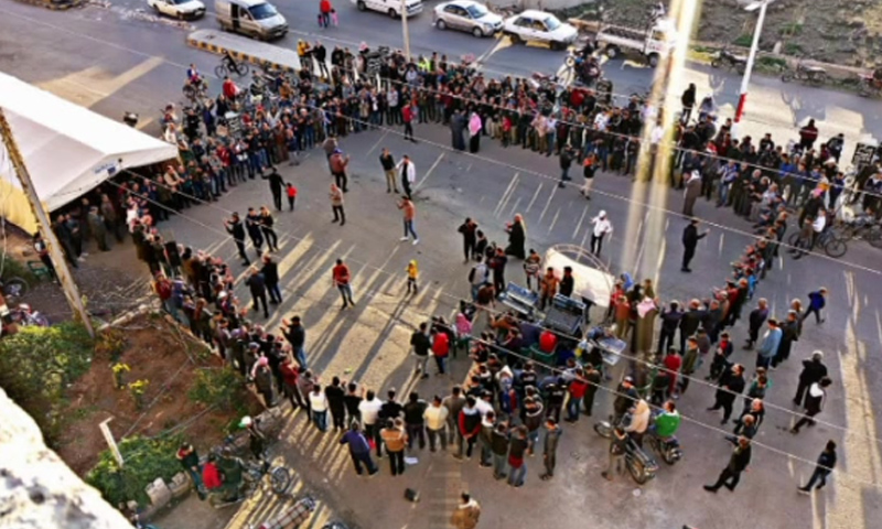 تجمع للمدنيين خلال حملة لجمع التبرعات بمدينة الشيخ مسكين في درعا- 26 كانون الثاني 2023 (عدسة الشيخ مسكين/ فيس بوك)