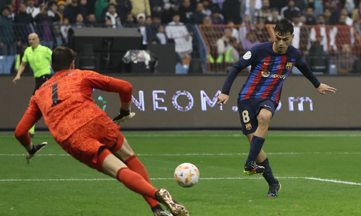 لاعب برشلونة بيدري خلال تسجيله هدف على حارس ريال مدريد كورتوا، في نهائي كأس السوبر الإسباني- 15 كانون الثاني 2023 (FCB)