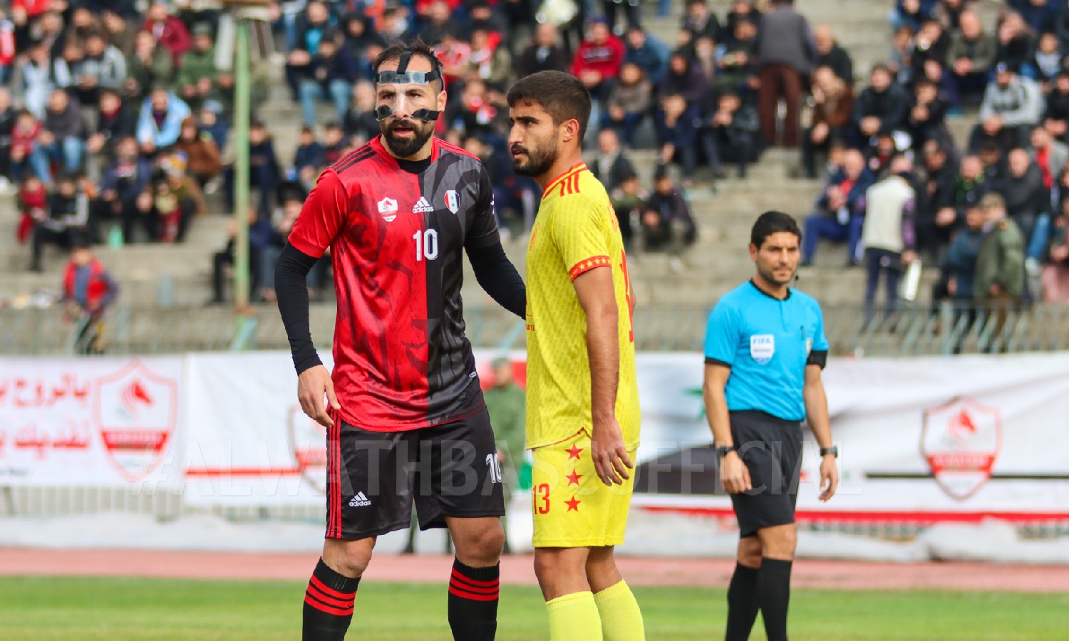 لاعبا نادي الوثبة وتشرين خلال مباراة جمعتهما على ملعب "الباسل" في مدينة حمص- 6 كانون الثاني 2023 (نادي الوثبة/ فيس بوك)