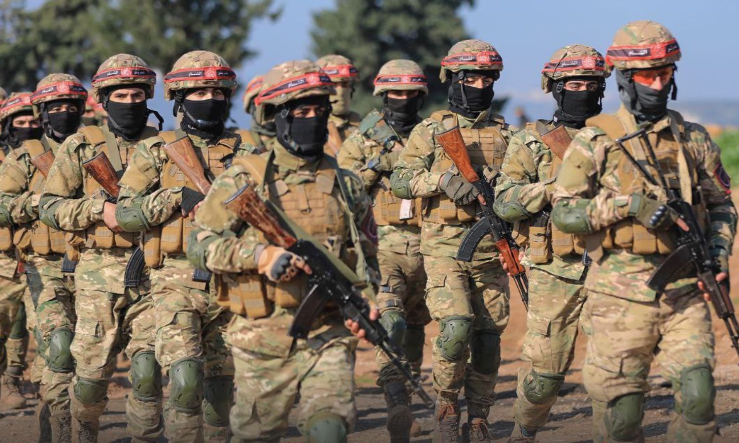مقاتلون في "هيئة تحرير الشام" خلال تدريبات اختبار الجاهزية العسكرية- كانون الثاني 2023 (أمجاد)