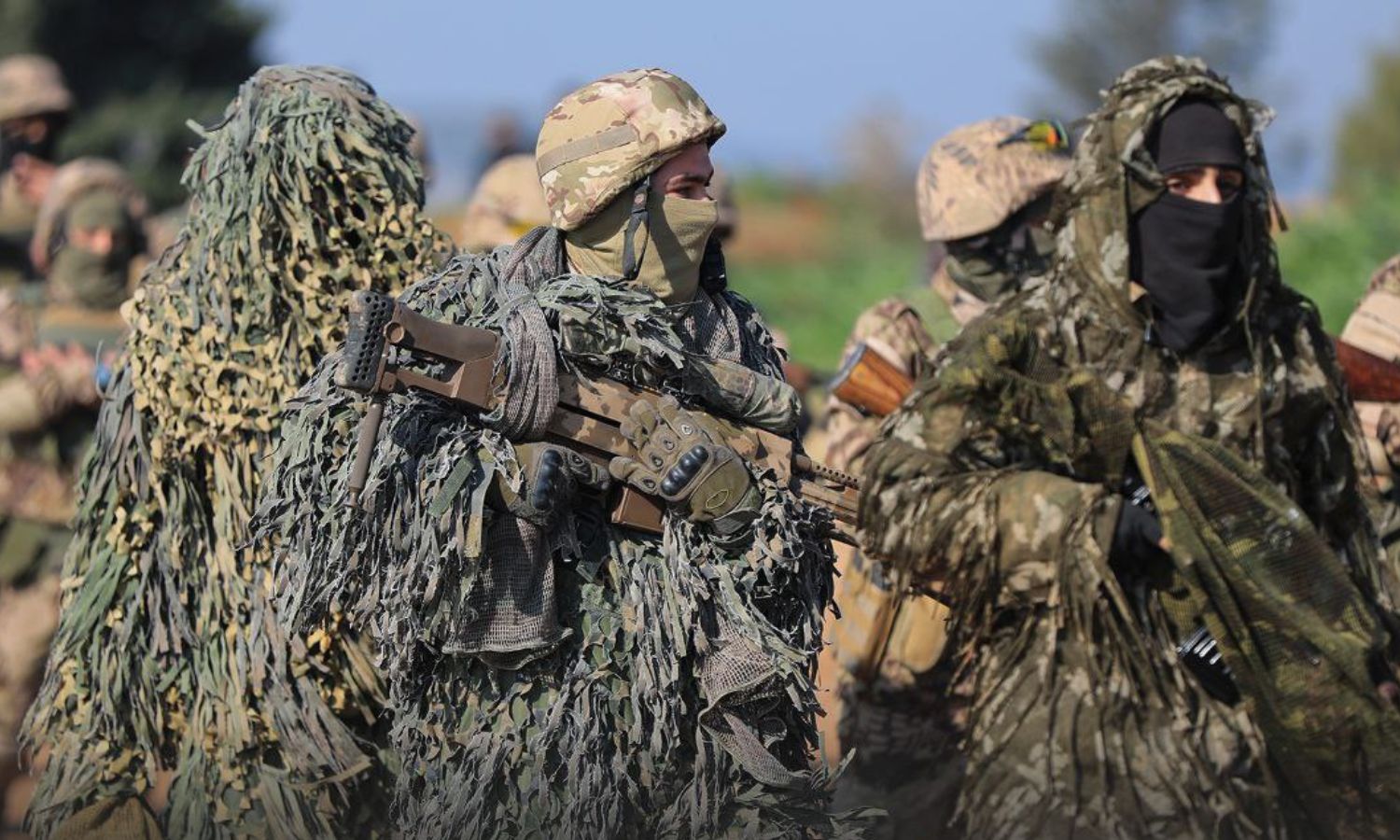 مقاتلون في "هيئة تحرير الشام" خلال تدريبات اختبار الجاهزية العسكرية- كانون الثاني 2023 (أمجاد)