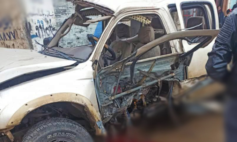 سيارة قائد الدفاع الوطني في تلبيسة بعد تهرضها لاستهداف بعبوة ناسفة- 16 كانون الثاني 2022 (فيس بوك/ أخبار سوريا)