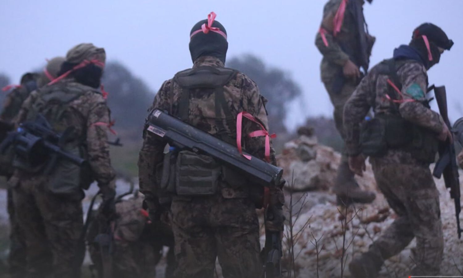 استعداد وانطلاق مقاتلي لواء "عمر بن الخطاب" التابع لـ "هيئة تحرير الشام" إلى نقاط قوات النظام على محور بلدة أورم الكبرى بريف حلب الغربي- 19 كانون الثاني 2023 (أمجاد) 