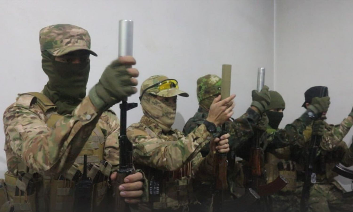 مقاتلون في "هيئة تحرير الشام" خلال استعدادهم لتنفيذ عملية “انغماسية” على موقع لقوات النظام السوري في قرية نحشبا بريف اللاذقية- 14 كانون الثاني 2023 (أمجاد)