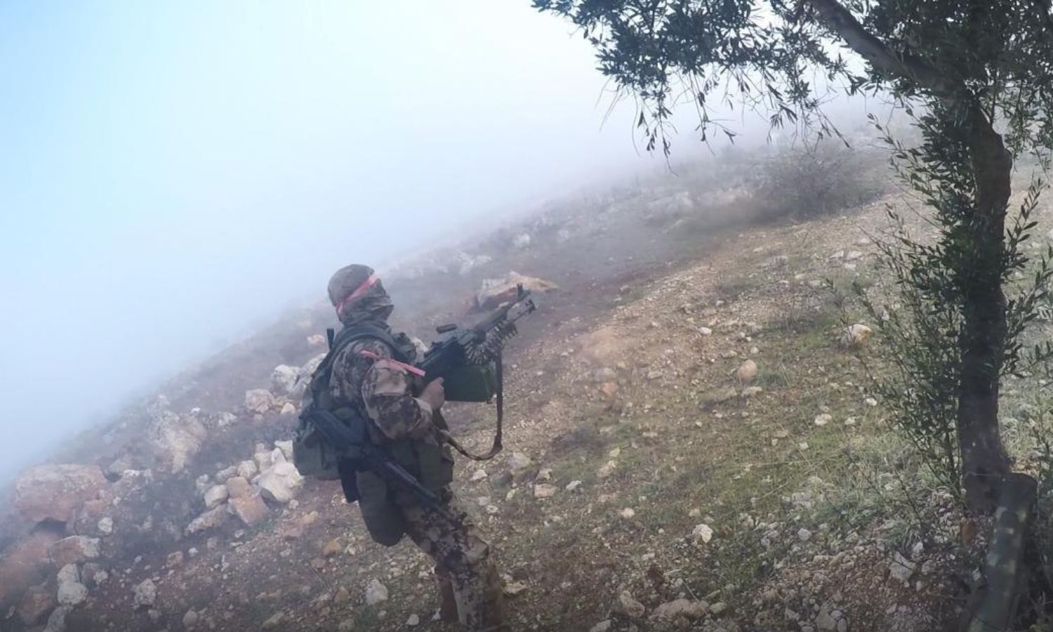أحد مقاتلي لواء "عمر بن الخطاب" التابع لـ "هيئة تحرير الشام" خلال عملية "انغماسية" على نقاط قوات النظام على محور بلدة أورم الكبرى بريف حلب الغربي- 19 كانون الثاني 2023 (أمجاد)