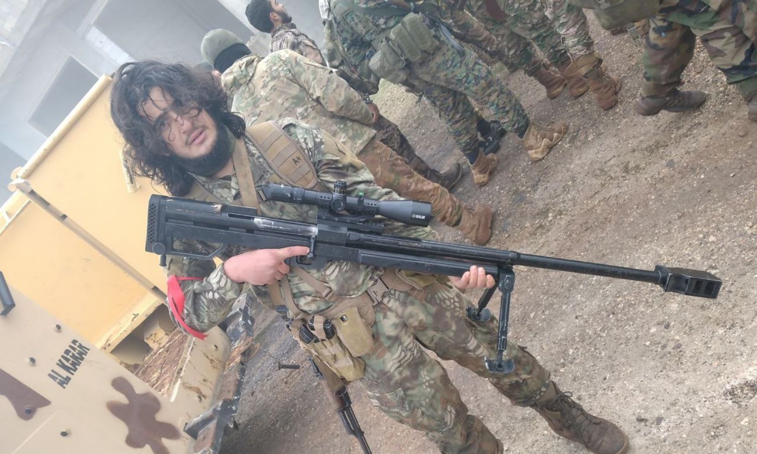 عنصر في "هيئة تحرير الشام" يحمل سلاح "قناصة" اغتنمها من عملية انغماسية" على مواقع قوات النظام السوري جنوبي إدلب- 11 كانون الثاني 2023 (الإعلامي عبيدة العمر/ تلجرام)