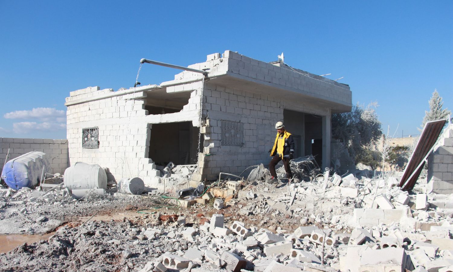 متطوع في "الدفاع المدني السوري" يتفقد منزلًا بريف إدلب الشمالي بعد تعرضه لقصف من قوات النظام وروسيا- 5 كانون الثاني 2023 (الدفاع المدني/ فيس بوك)