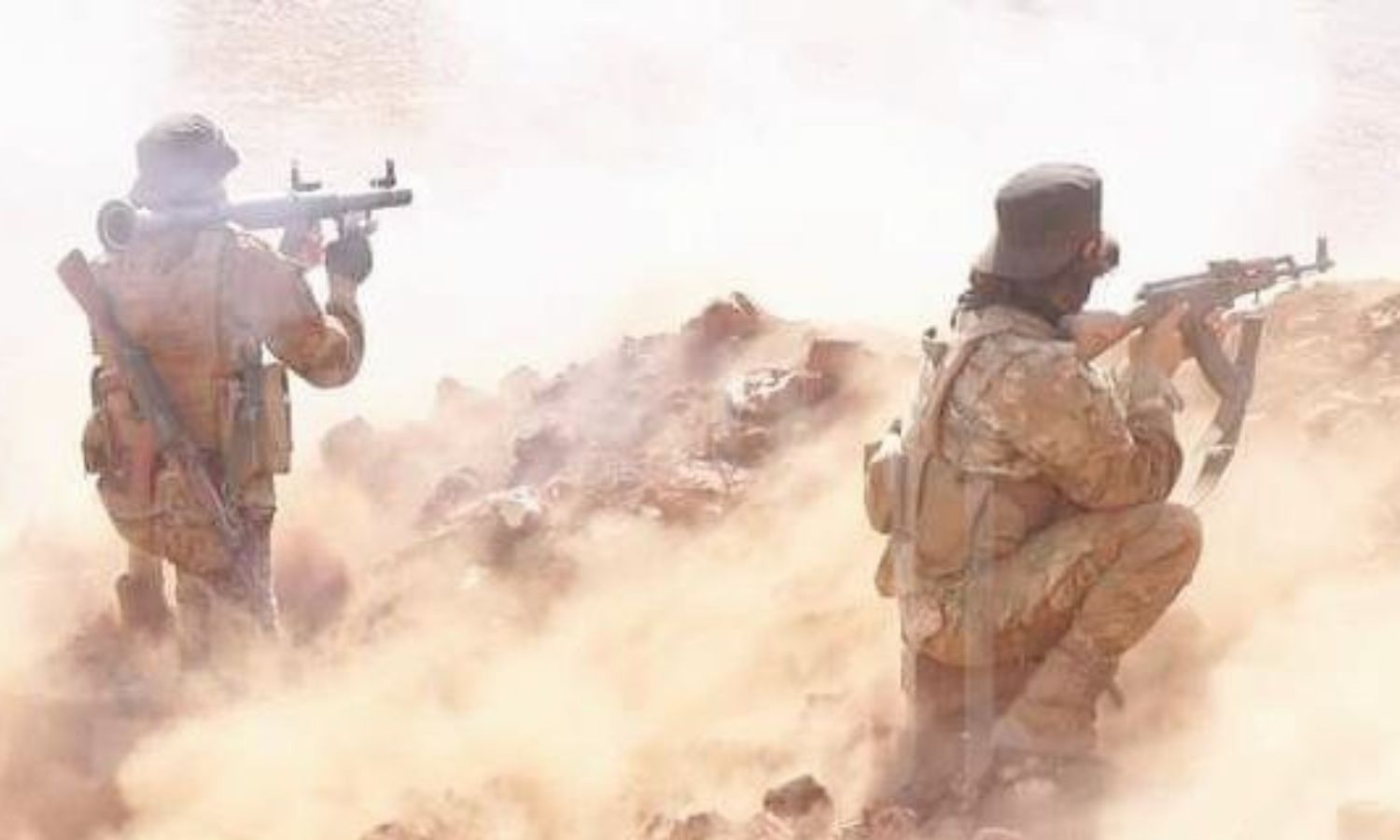 مقاتلان في جماعة "أنصار التوحيد" خلال تدريبات عسكرية شمالي سوريا- 2022 (أنصار التوحيد)