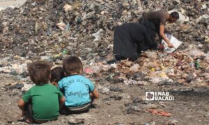 عائلة تجمع الخردوات من مكب للنفايات بالقرب من بلدة قاح على الحدود السورية التركية- 1 آب 2020 (عنب بلدي)
