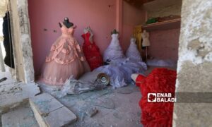 بدلات عرائس في محل مدمر في مدينة إدلب -تشرين الأول 2020 (عنب بلدي  يوسف غريبي)