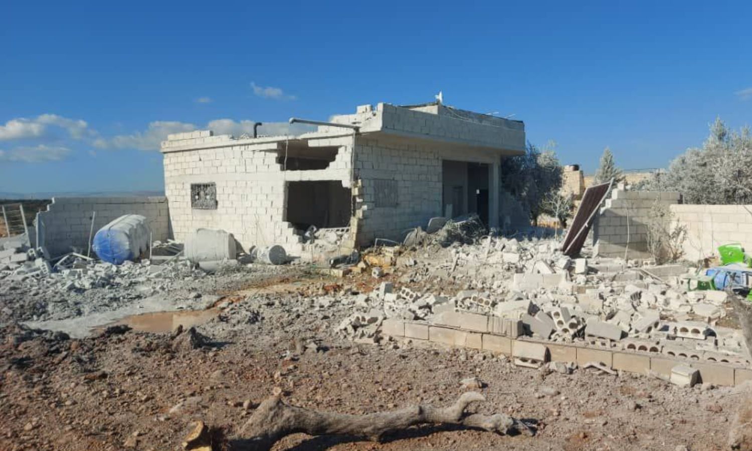 آثار قصف قوات النظام لمنزل شمالي إدلب- 5 كانون الثاني 2023 (متداول صفحات محلية)