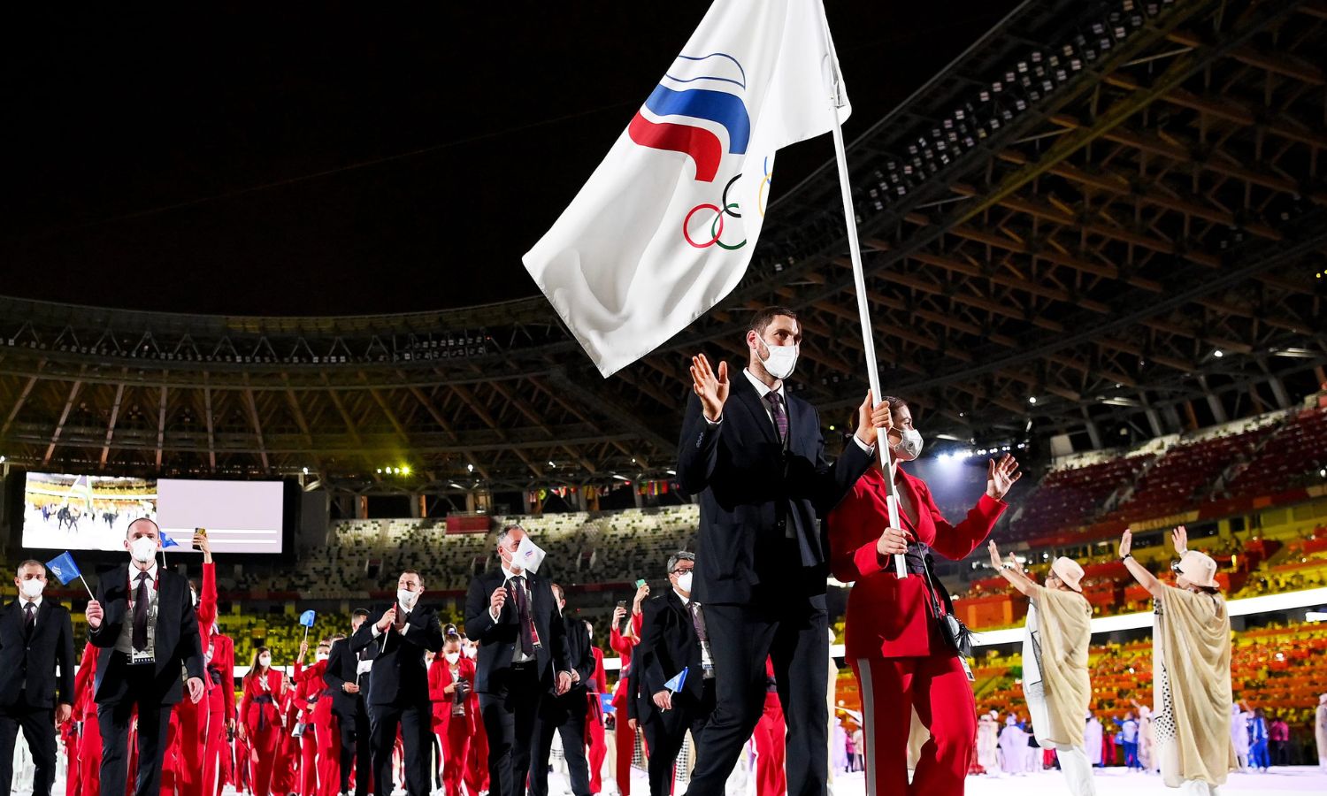 رياضيو اللجنة الأولمبية الروسية في حفل افتتاح أولمبياد طوكيو- تموز 2021 (رويترز)