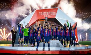 لاعبو نادي برشلونة يحققون لقب كأس السوبر الإسباني بالفوز على ريال مدريد- 15 كانون الثاني 2023 (FCB)
