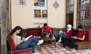 طلاب في أحد المقاهي المخصصة للدراسة في دمشق-6 أيلول 2022(Study zone/فيس بوك)