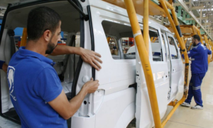 عمال في ورشة التجميع لمصنع السيارات السوري- الإيراني المشترك في ضواحي دمشق (ريا نوفوستي)
