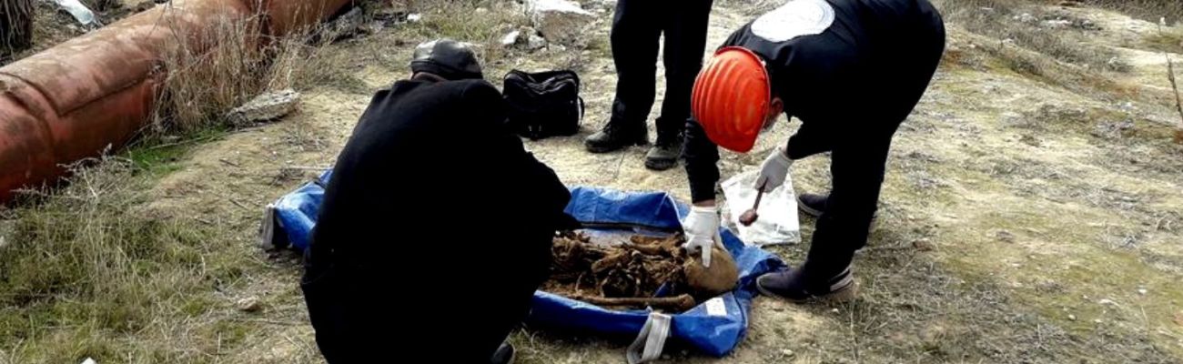 "فريق الاستجابة الطارئة" يستخرج رفات من أحد المقابر الجماعية في مدينة الرقة-28 كانون الثاني 2020 (مجلس الرقة المدني/فيس بوك)
