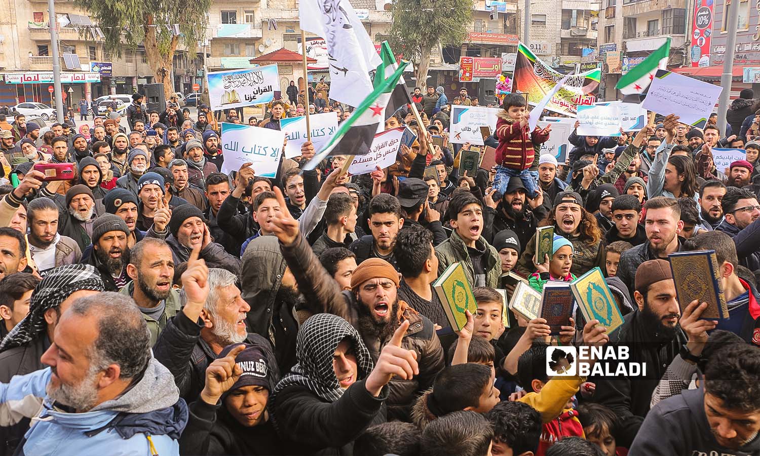 مظاهرات في مدينة إدلب  احتجاجًا على حرق نسخة من المصحف في السويد- 27 كانون الثاني 2023 (عنب بلدي/أنس الخولي)