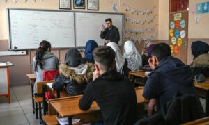 طلاب سوريون في مدرسة تركية يعلمهم أستاذ سوري - (فرانس برس)
