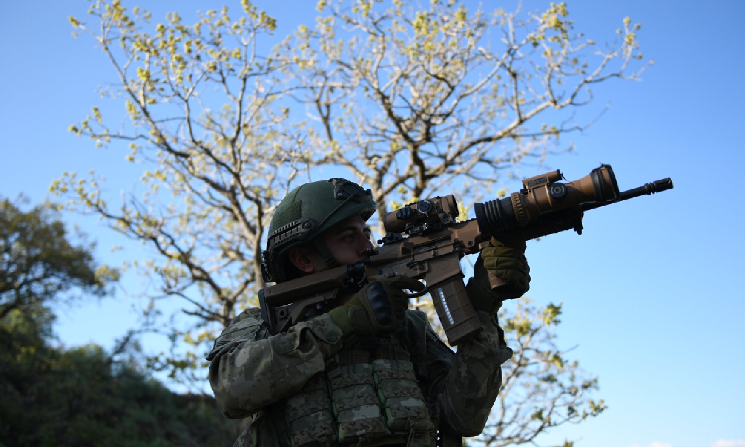 جندي تركي يحمل سلاحًا (وزارة الدفاع التركية/ تويتر)