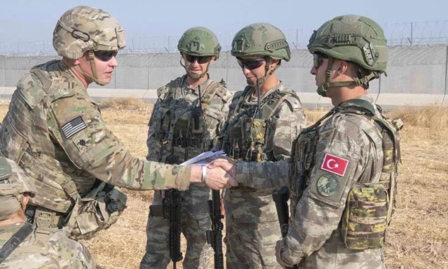 جنود من القوات الأمريكية والتركية خلال تسيير دورية مشتركة شمال شرقي سوريا- 4 تشرين الأول 2019 (US Army photo)