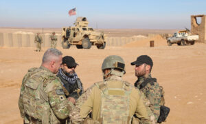 قائد جيش سوريا الحرة فريد القاسم برفقة ضباط أمريكيين في قاعدة التنف شرقي سوريا- 3 كانون الثاني 2022 (جيش سوريا الحرة/ فيس بوك)