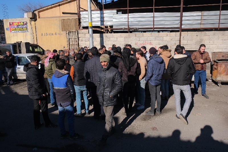 مجموعة من العمال المضربين في مدينة كوسجيت الصناعية في غازي عنتاب -4/1/23 (Evrensel)