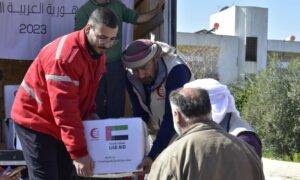 مساعدات إماراتية للعائلات المتضررة جراء الزلزال في اللاذقية- 23 شباط 2023 (الهلال الأحمر السوري/ فيس بوك)