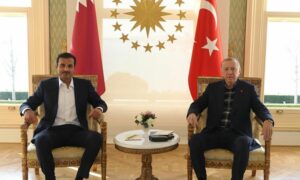الرئيس التركي رجب طيب أردوغان يلتقي أمير قطر تميم بن حمد في اسطنبول- 12 من شباط 2023 (الأناضول)