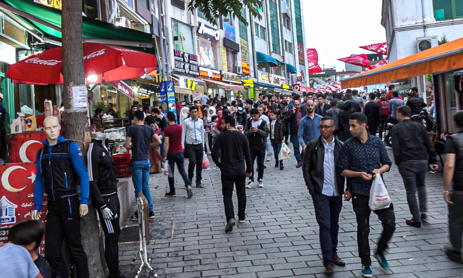 camera iconسوريون وأتراك في حي إسنيورت في مدينة إسطنبول -28 من أيار 2018 (عنب بلدي)