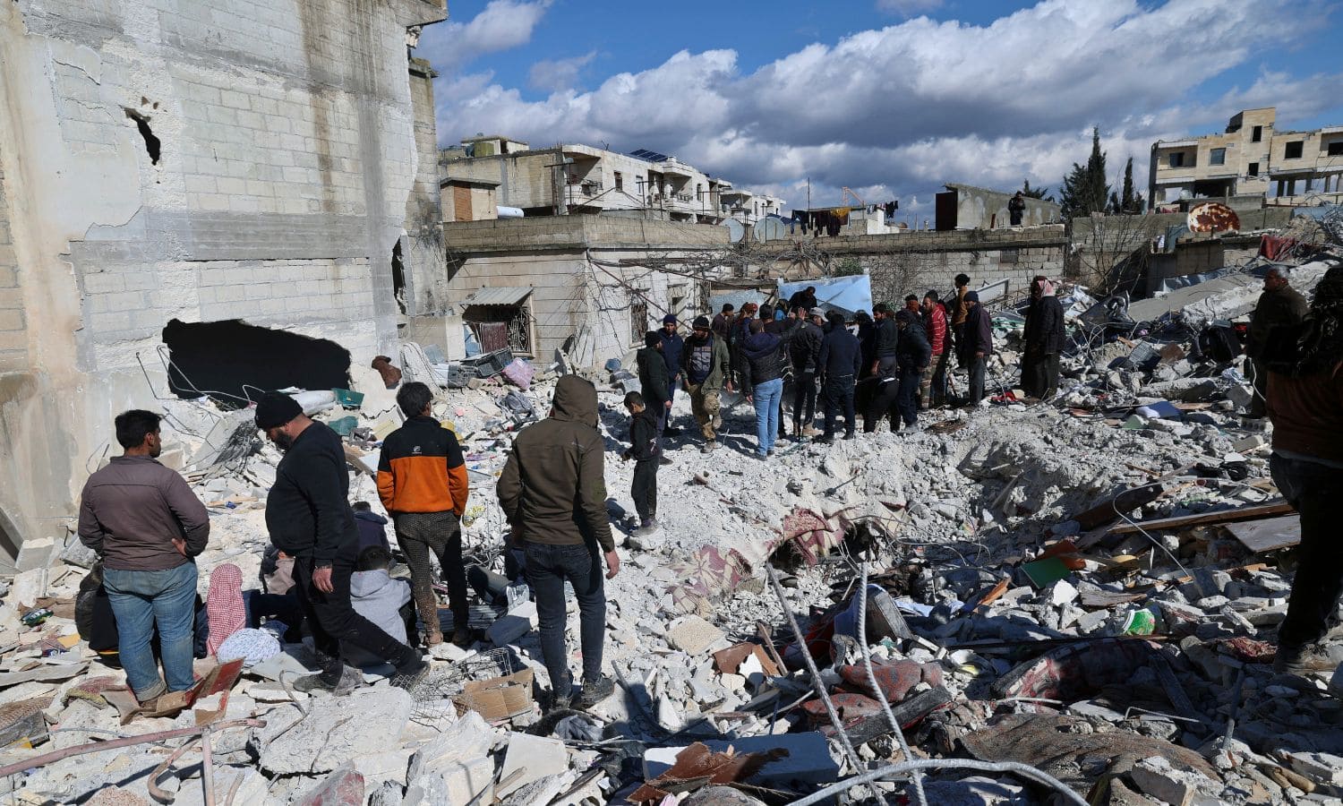 سوريون يبحثون عن ناجين في ركام المباني التي دمرها الزلزال في حلب - 6 شباط 2023 (AP)