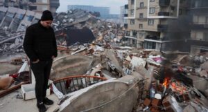 رجل يقف وسط الأنقاض ينظر إلى الأضرار التي أعقبت الزلزال الذي وقع في تركيا - 7 شباط 2023 (رويترز)