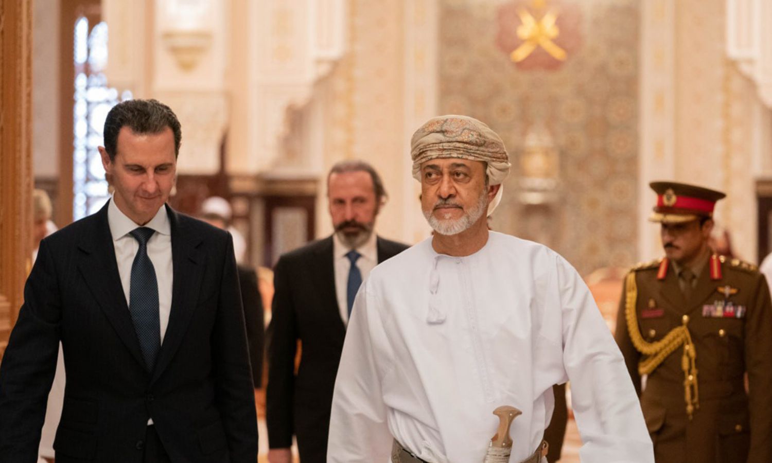 سلطان عمان هيثم بن طارق آل سعيد يستقبل رئيس النظام السوري بشار الأسد في مسقط- 20 شباط 2023 (سانا)