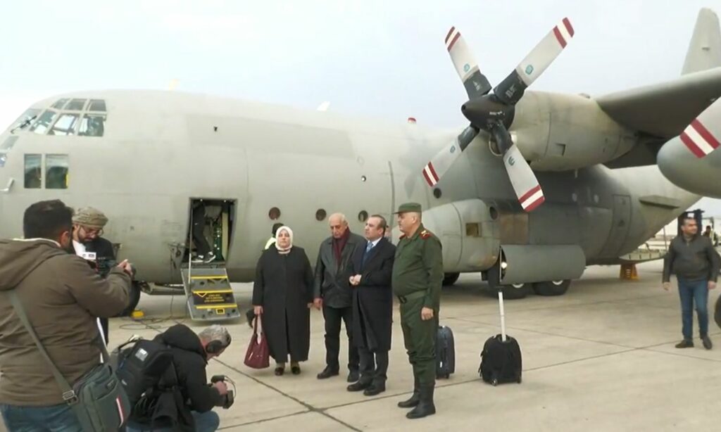 وزير الإدارة المحلية حسين مخلوف يستقبل طائرة مساعدات إماراتية_ 7 من شباط 2023 (الوطن)