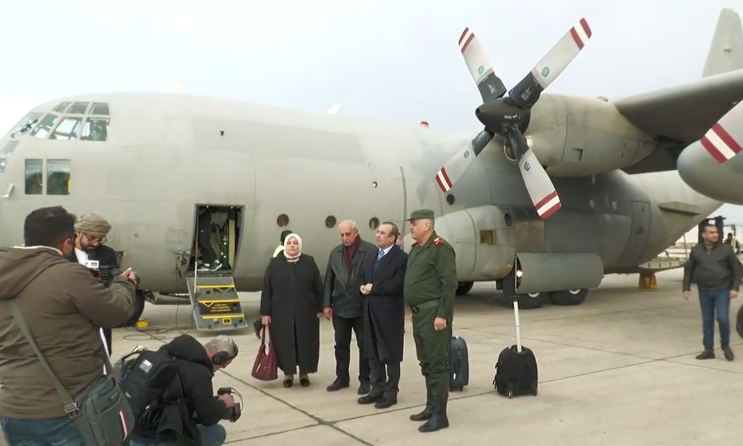 وزير الإدارة المحلية حسين مخلوف يستقبل طائرة مساعدات إماراتية_ 7 من شباط 2023 (الوطن)