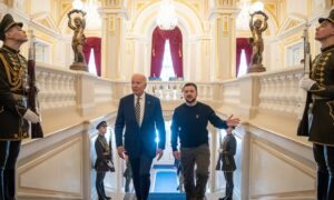 الرئيس الأوكراني فولوديمير زيلينسكي يلتقي نظيره الأمريكي جو بايدن في كييف- 20 شباط 2023 (البيت الأبيض/ تويتر)
