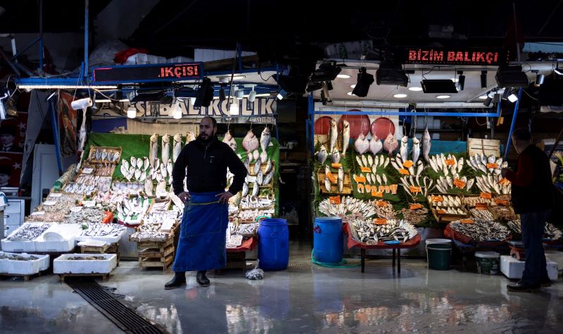 بائع سمك في اسطنبول بتركيا - 19 كانون الثاني 2023. (رويترز)