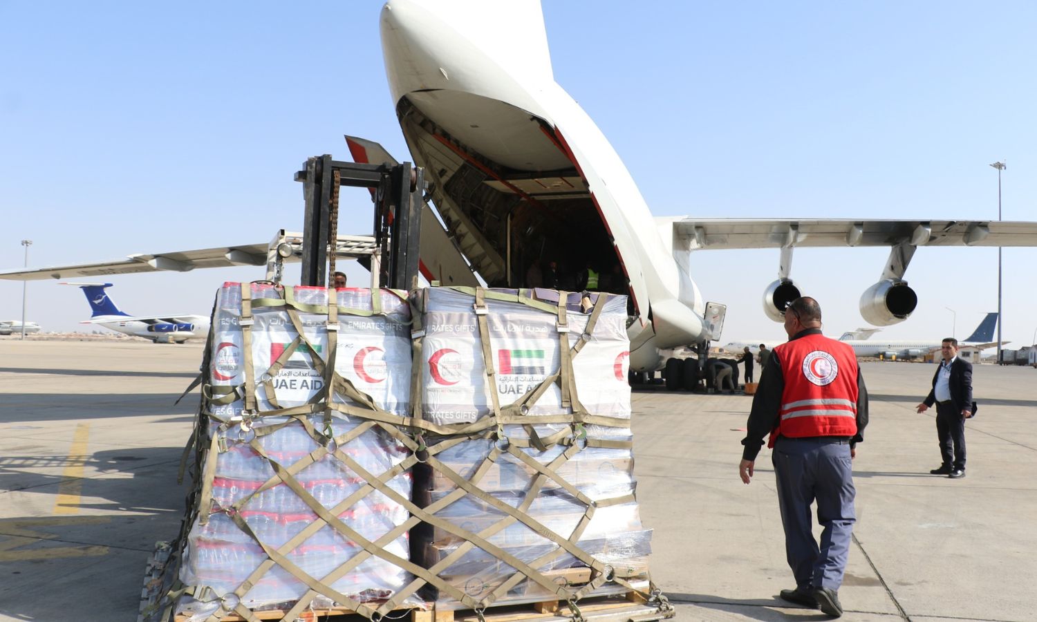 طائرة مساعدات إماراتية تفرغ حمولتها في مطار حلب- 26 شباط 2023 (الهلال الأحمر السوري)
