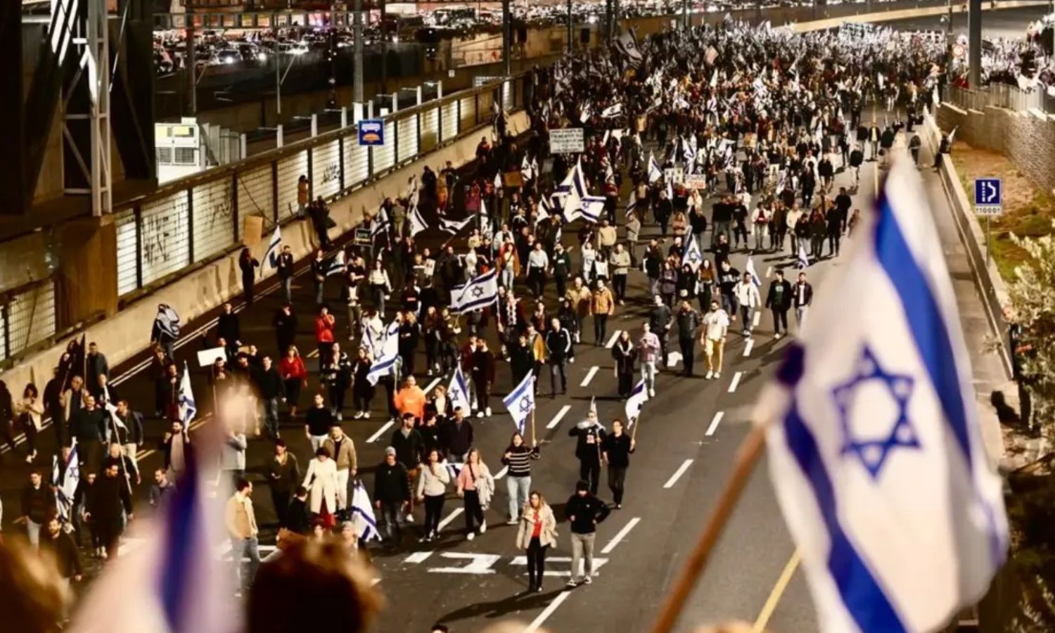 مظاهرة إسرائيلية في الأراضي الفلسطينية المحتلة احتجاجًا على الإصلاح القضائي- شباط 2023 (معاريف)