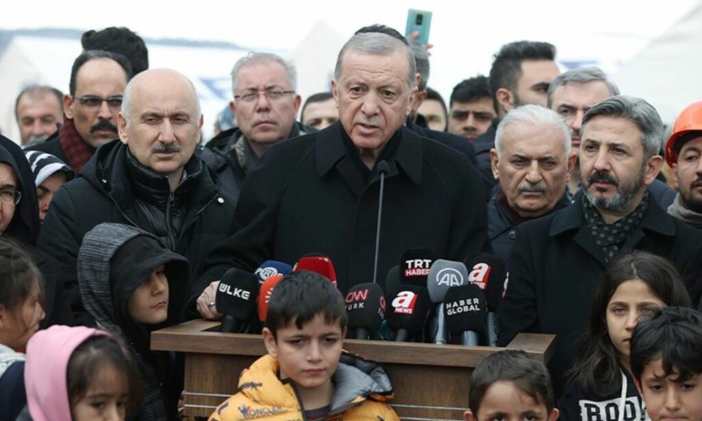 الرئيس التركي رجب طيب أردوغان يدلي بتصريحات صحفية من ولاية أديامان_ 10 شباط 2023 (الأناضول)