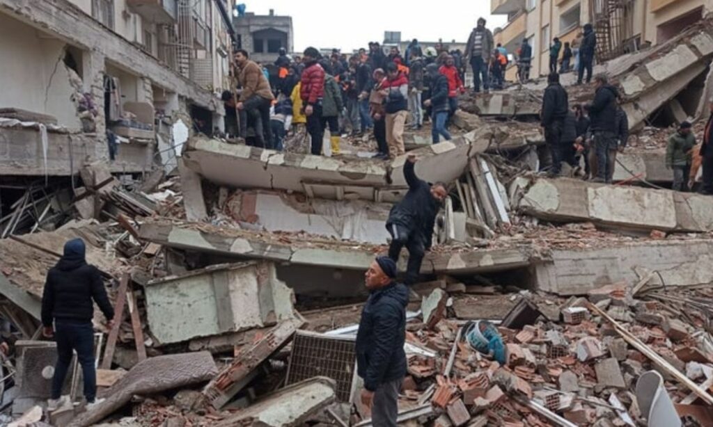 الأهالي يتجمعون قرب ركام منازل دمرها الزلزال في ولاية كهرمان مرعش التركية_ 6 من شباط 2023 (EN SON HABER)