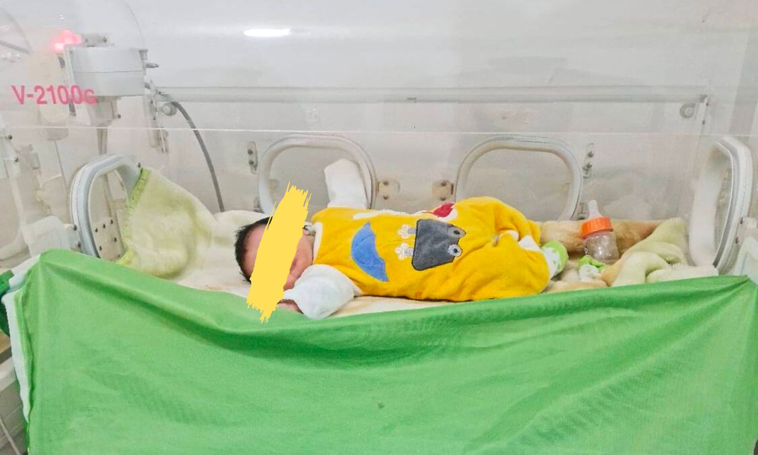 الطفلة آية داخل مستشفى "جيهان الجراحي" بعفرين والتي وُلدت تحت الأنقاض في بلدة جنديرس بريف حلب الشمالي- شباط 2023 (متداول)