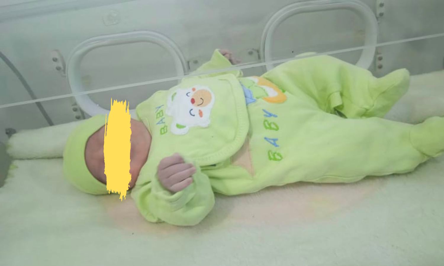 الطفلة آية داخل مستشفى "جيهان الجراحي" بعفرين والتي وُلدت تحت الأنقاض في بلدة جنديرس بريف حلب الشمالي- شباط 2023 (مستشفى "جيهان الجراحي"/ فيس بوك)