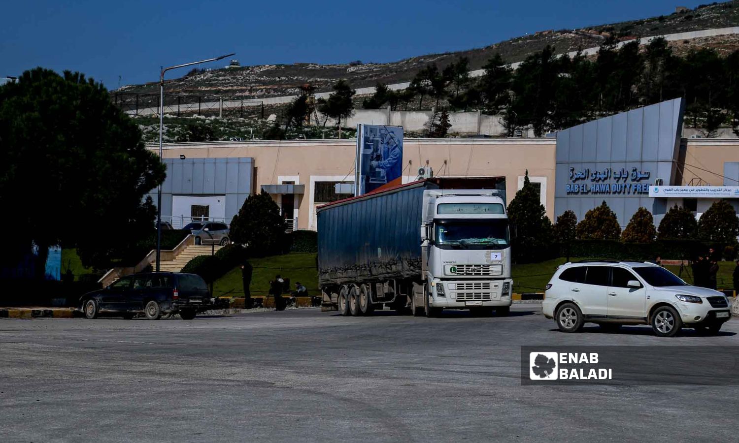 دخول شاحنة أممية من معبر باب الهوى إلى شمال سوريا - 10 شباط 2023 (عنب بلدي / محمد نعسان دبل)