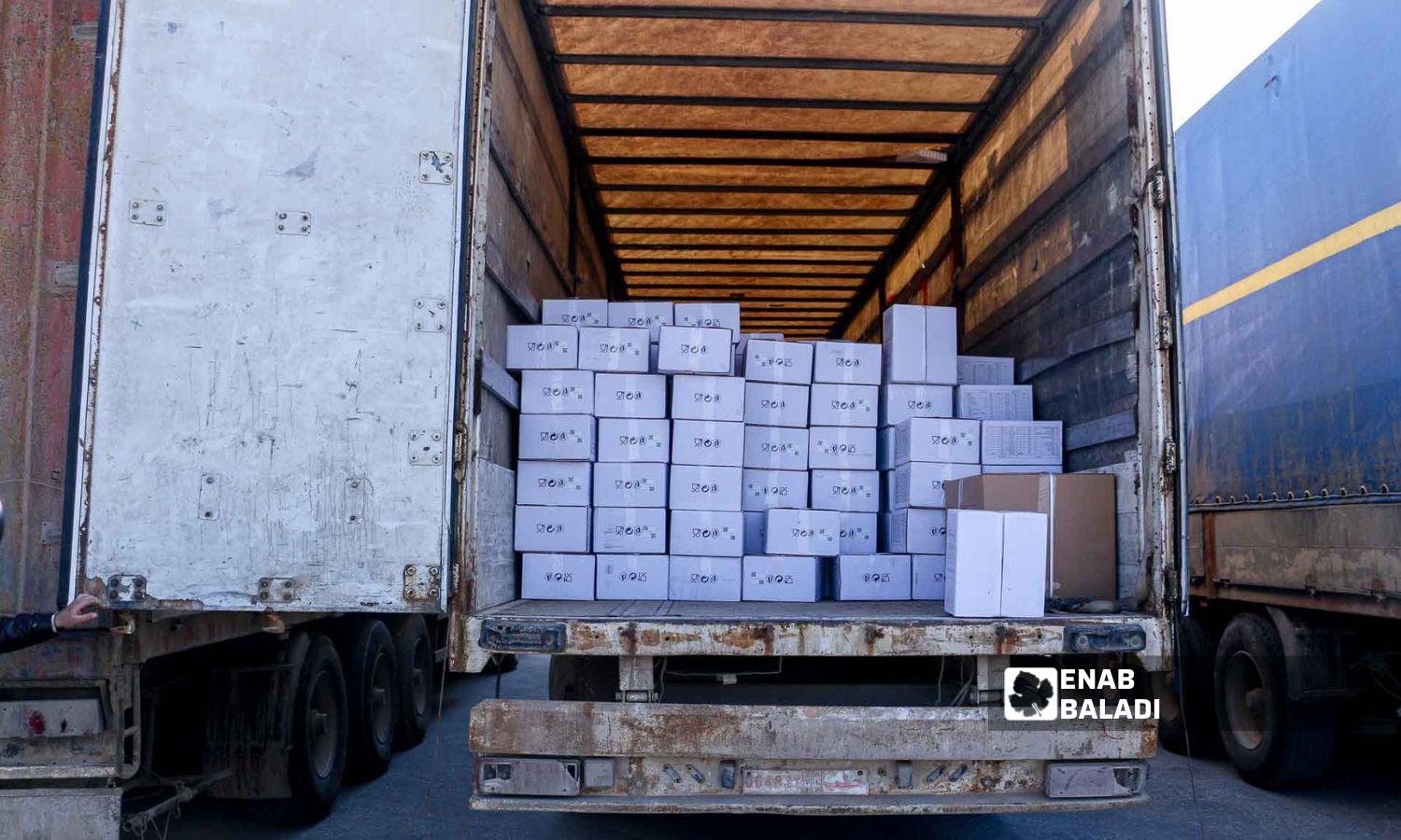 شاحنة تحمل سلات غذائية من الأمم المتحدة في معبر باب الهوى بإدلب - 10 شباط 2023 (عنب بلدي / محمد نعسان دبل)
