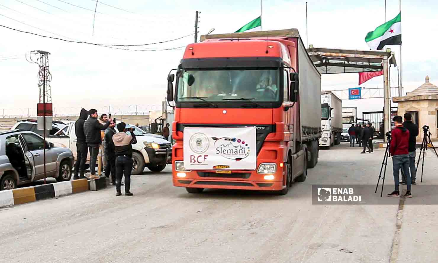 مساعدات إغاثية من "كردستان العراق" إلى مدينة جنديرس بريف حلب تدخل عبر معبر باب السلامة  - 10شباط 2023 (عنب بلدي/ ديان جنباز)