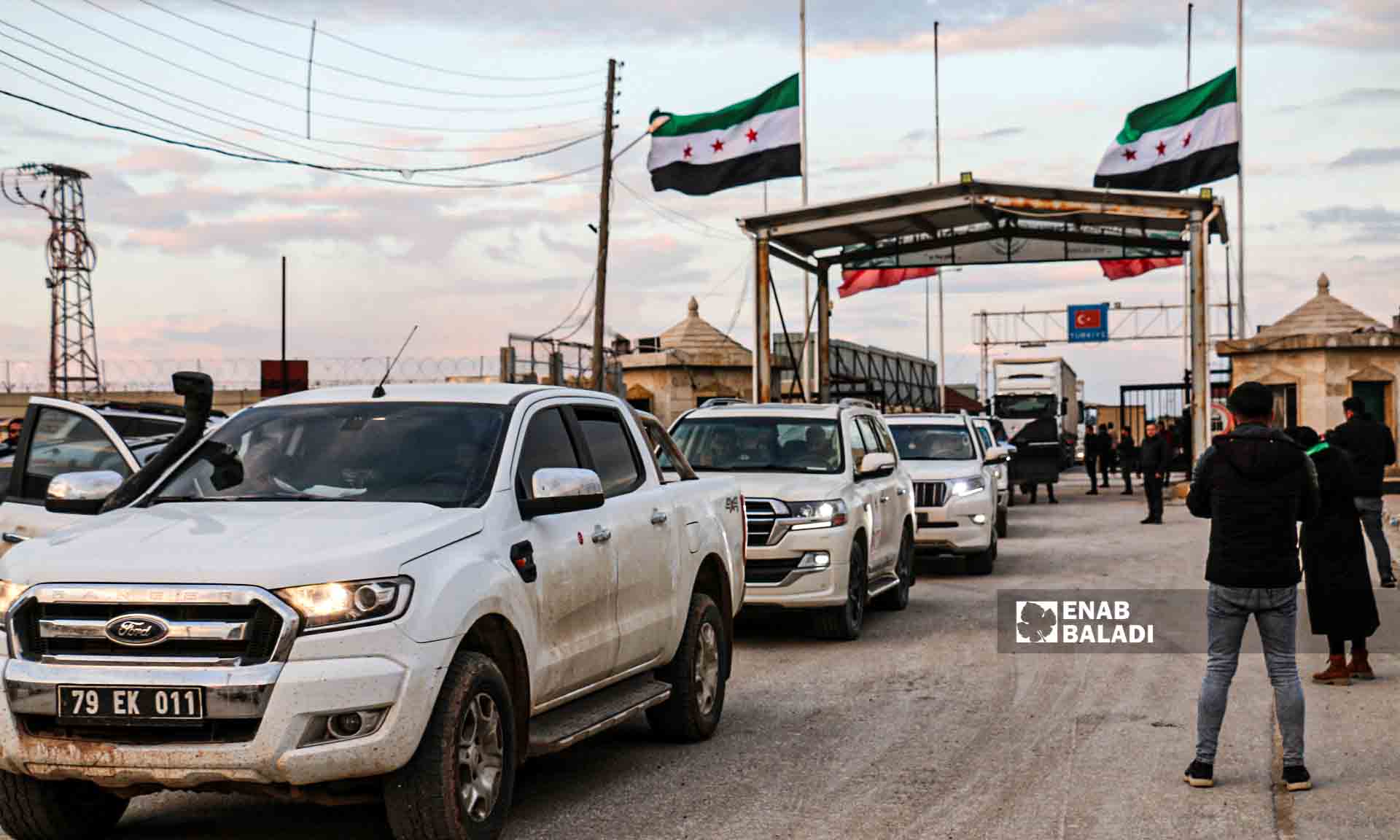 مساعدات إغاثية من "كردستان العراق" إلى مدينة جنديرس بريف حلب تدخل عبر معبر باب السلامة - 10شباط 2023 (عنب بلدي/ ديان جنباز)