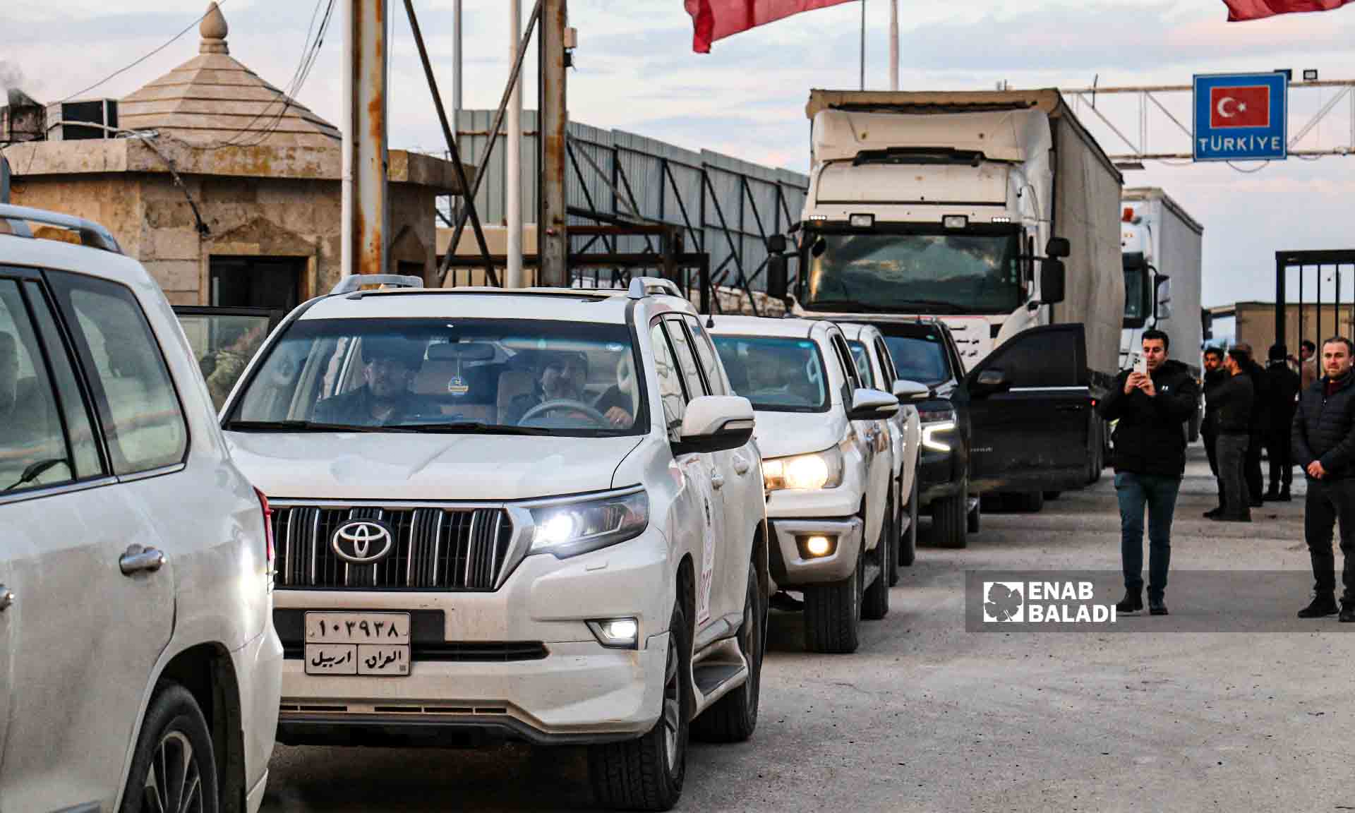 مساعدات إغاثية من "كردستان العراق" إلى مدينة جنديرس بريف حلب تدخل عبر معبر باب السلامة  - 10شباط 2023 (عنب بلدي/ ديان جنباز)