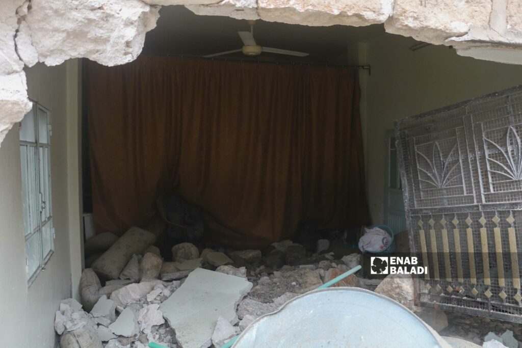 آثار الدمار في أحد المنازل إثر زلزال ضرب منطقة جنديرس بعفرين شمال غربي سوريا- 6 شباط 2023 (عنب بلدي/ ديان جنباز)