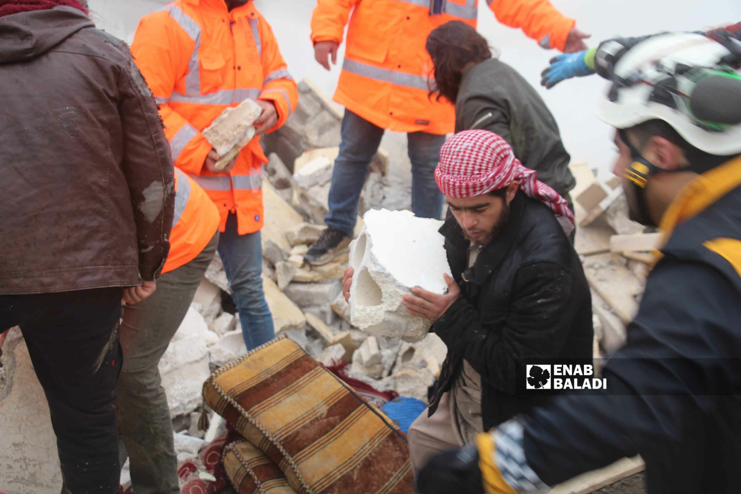 السكان يحاولون إنقاذ وانتشال الضحايا من تحت الركام في منطقة سرمدا إثر زلزال ضرب مناطق شمال غربي سوريا- 6 شباط 2023 (عنب بلدي/ إياد عبد الجواد)
