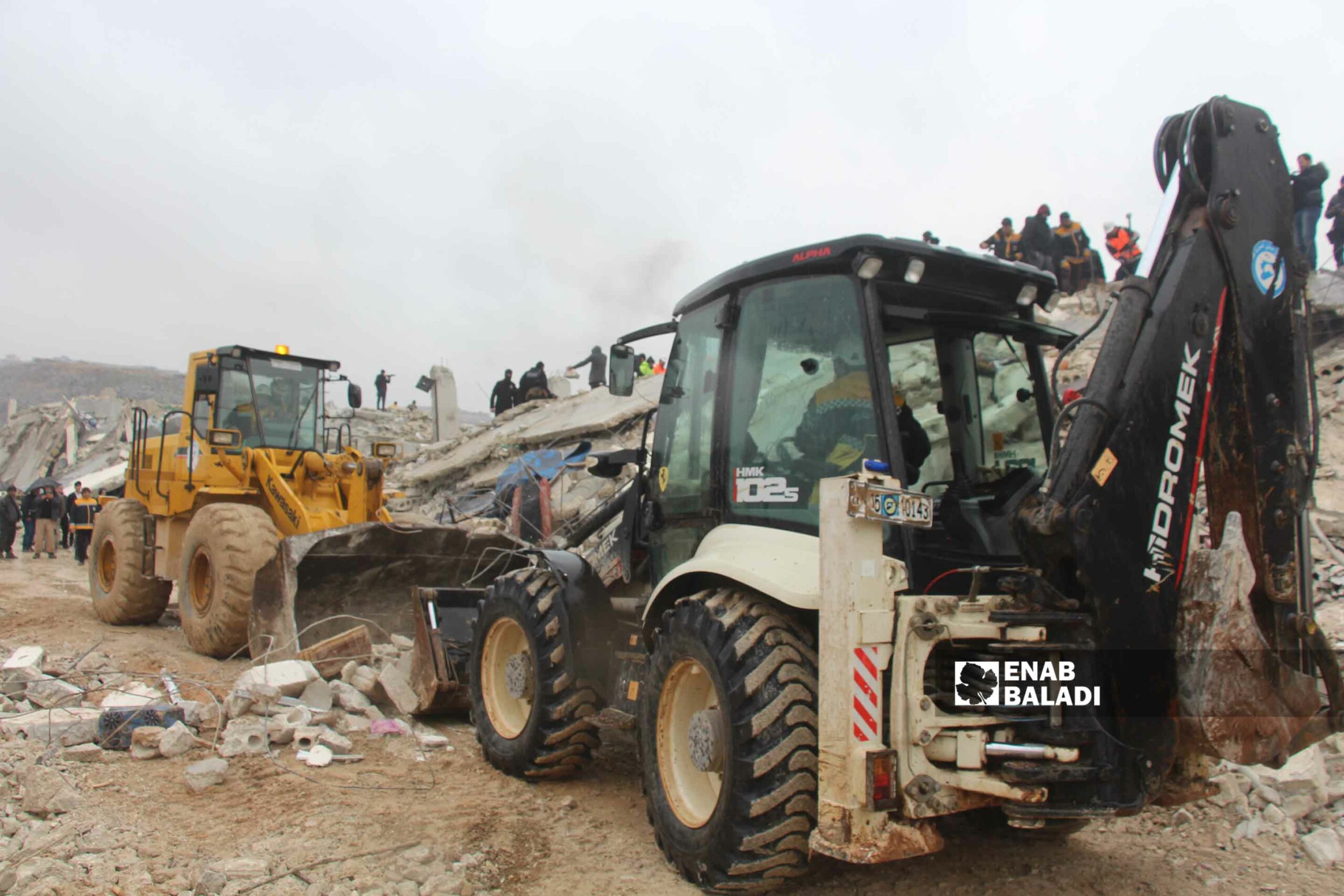 متطوعون في "الدفاع المدني السوري" يحاولون انقاذ وانتشال الضحايا من تحت الركام في منطقة سرمدا إثر زلزال ضرب مناطق شمال غربي سوريا- 6 شباط 2023 (عنب بلدي/ إياد عبد الجواد)